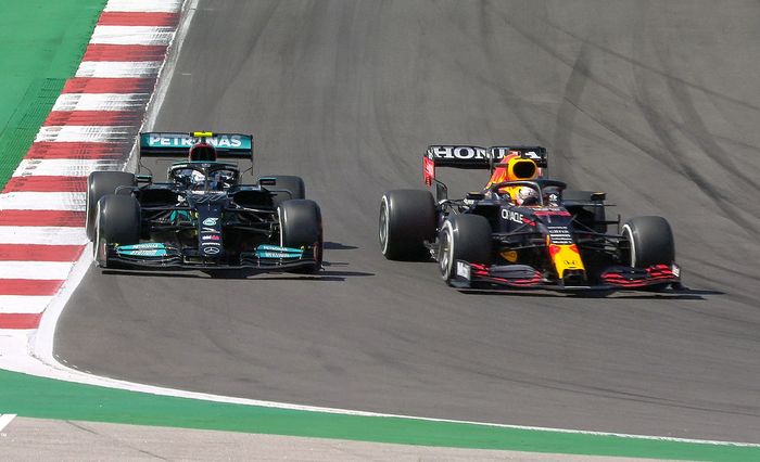 Max Verstappen saat menyalip Valtteri Bottas untuk mendapatkan posisi kedua di F1 Portugal 2021