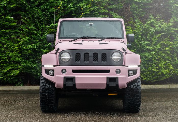 Tampilan depan modifikasi Jeep Wrangler JK berbodi pink