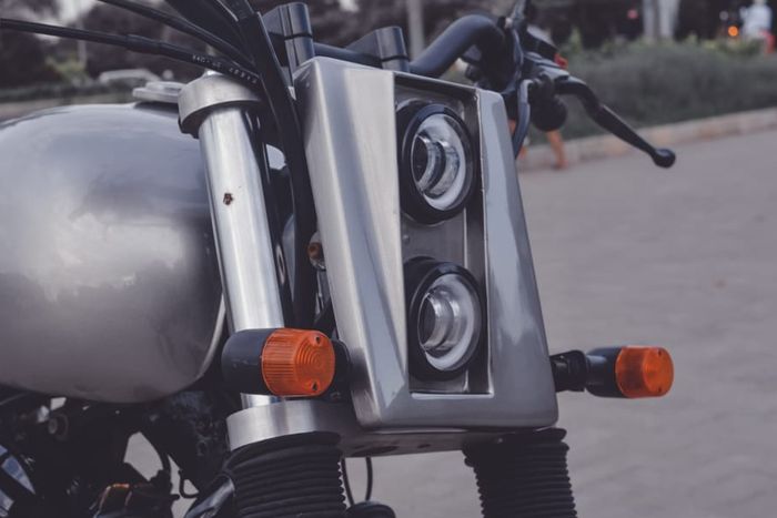 Breket pegangan batok headlamp juga musti diperhatikan.