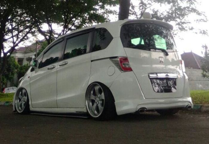 Honda Freed bergaya elegan dengan air suspension dan audio yang kece