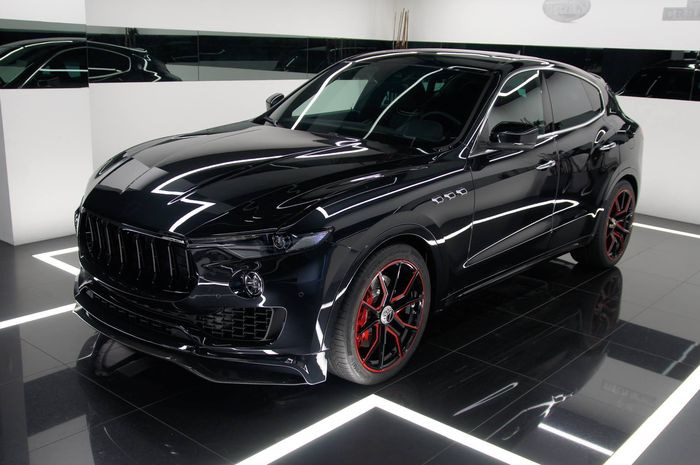 Maserati Levante pakai body kit ala Darth Vader