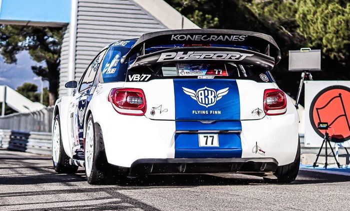 Mobil reli Citroen DS3 WRC yang dikemudikan Valtteri Bottas berwarna putih dan biru bendera Finlandia, ada tulisan 