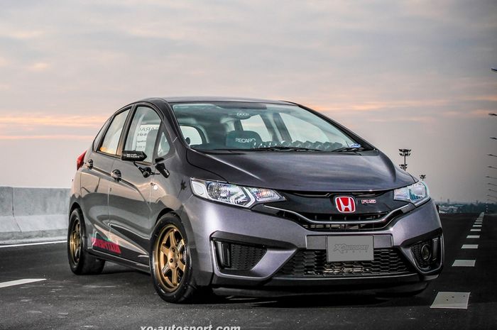 Modifikasi Honda Jazz GK5 asal Thailand gaya racing minimalis