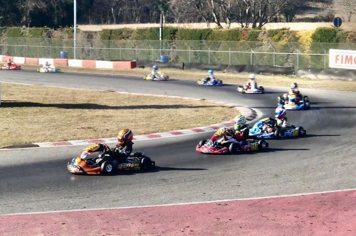 Qarrar Firhand Ali memimpin balapan sejak start dari pole position hingga lap terakhir balap gokart ROK Winter Trophy 2022 di Italia