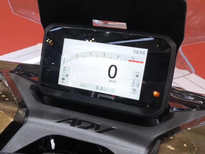 Bluetooth unit, layar display TFT, dan fitur Honda RoadSync-nya hanya tersedia di varian RoadSync