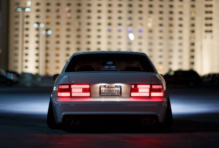 Sepasang knalpot kembar di bumper belakang Lexus LS400