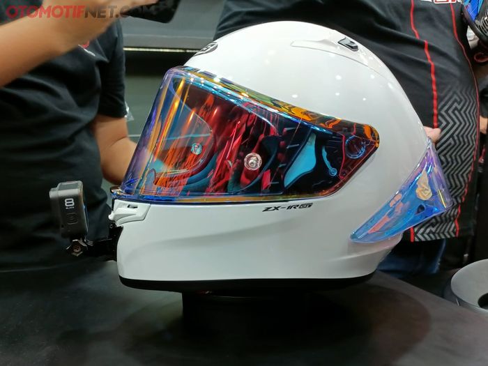 Helm NJS ZX-1R GT dilengkapi dengan holder action cam, sehingga saat memasangkan GoPro bisa lebih mudah