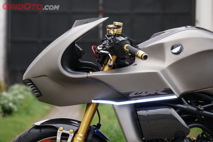 Fairing depan diubah ala neo caferacer dengan unsur future bike.