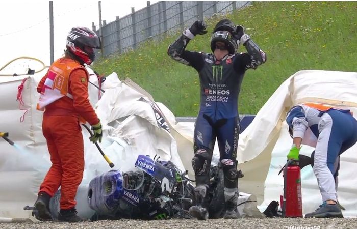 Yamaha YZR-M1 yang merupakan motor Maverick Vinales terbakar usai menabrak pagar pembatas sirkuit Red Bull Ring di tikungan 1
