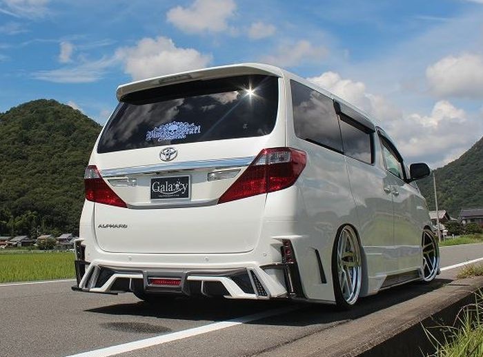 Tampilan belakang modifikasi Toyota Alphard lama dibikin lebih sporty