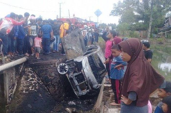 Toyota Avanza Veloz terbakar jarak 100 meter dari pom bensin usai isi BBM di Sinjai Timur, Sinjai, Sulawesi Selatan