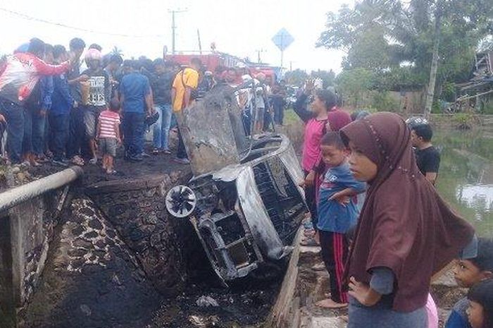 Toyota Avanza Veloz terbakar jarak 100 meter dari pom bensin usai isi BBM di Sinjai Timur, Sinjai, Sulawesi Selatan
