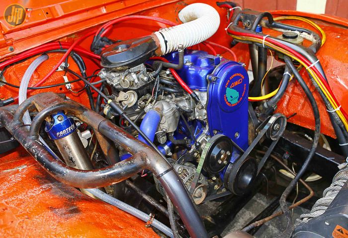 Supaya lebih bertenaga, Suzuki Jimny kompetisi ini dipasangi mesin Suzuki G16A. 