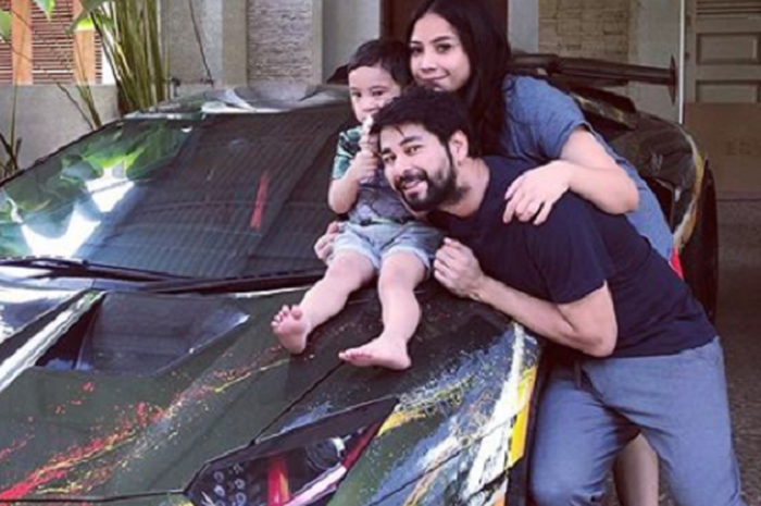 Raffi Ahmad beserta keluarganya foto dengan Lamborghini Aventador