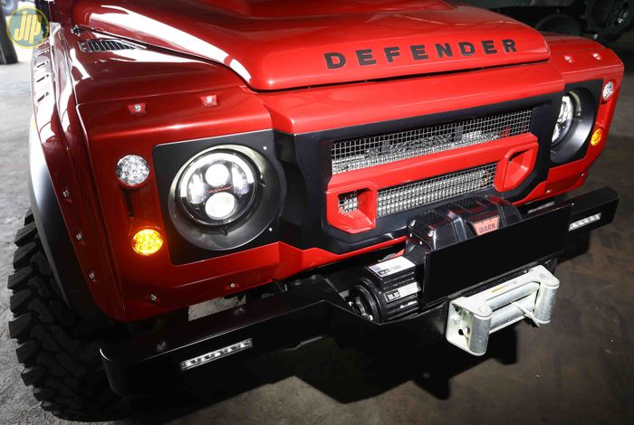 Land Rover Defender ini dipasangi winch Warn 9.5 CTi buat jaga-jaga jika sewaktu-waktu diperlukan. 