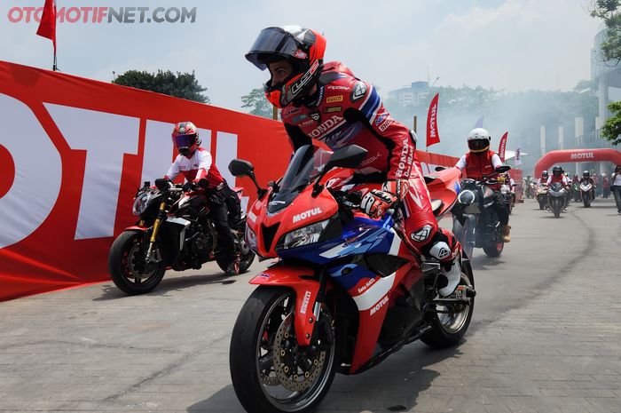 Aksi burn out Xavi Vierge pembalap HRC yang berkompetisi di WSBK saat riding bareng penggemar di Jakarta