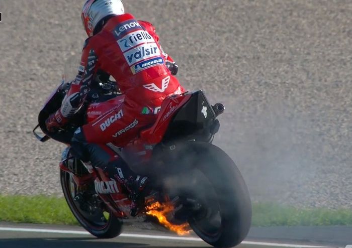 Tak lama berselang, Motor pembalap wild card Dcati, Michel Pirro terbakar pada sesi FP1 MotoGP Valencia