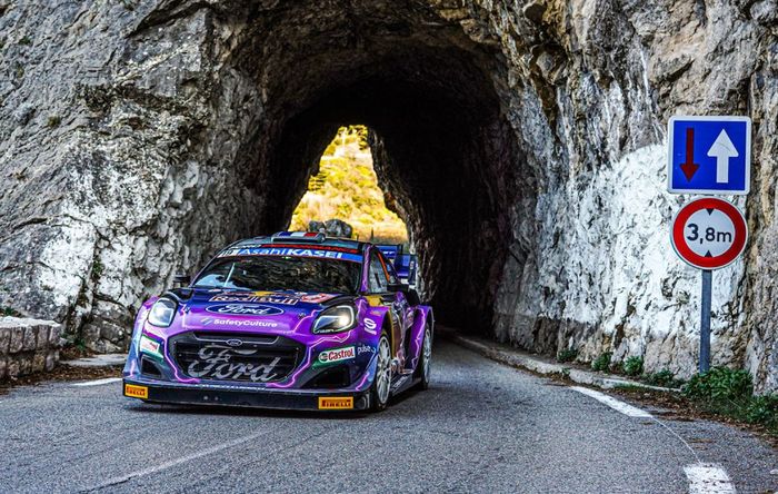 Sebastien Loeb mengemudikan Ford Puma Rally1 di sesi shakedown Reli Monte Carlo 2022