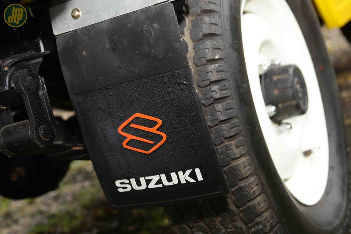 Suzuki Jimny LJ80 ini dipasangi kepet roda dari Suzuki Futura, mengentalkan kesan klasik sekaligus moderen. 
