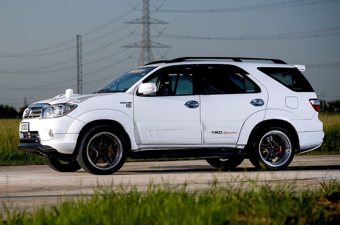 Modifikasi Toyota Fortuner lama asal Thailand ini simpan tenaga 800 dk