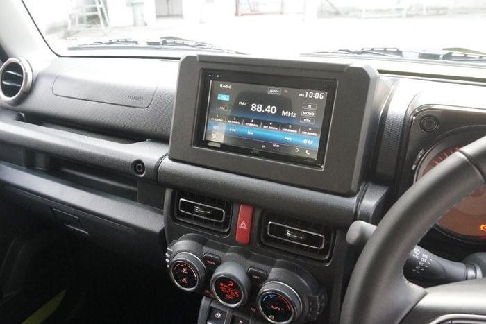 Head unit touch screen berukuran 6,8 inci