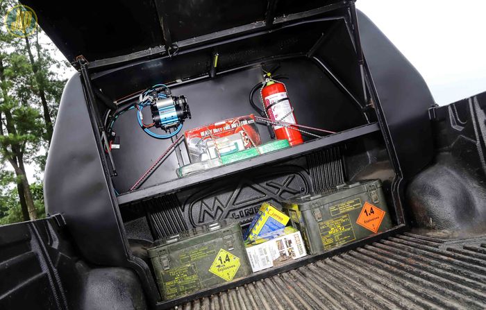 Kabin ekstra pada bak belakang Toyota Hilux ini digunakan untuk menyimpan kelangkapan serta peralatan recovery. 