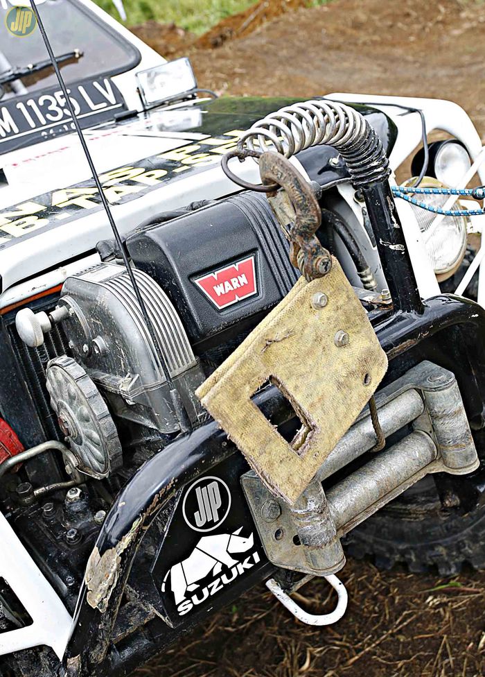 Winch dipasangi Warn 8274-M50 