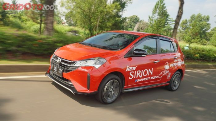 Mobil baru Daihatsu Sirion memiliki beberapa keunggulan dibandingkan dengan Honda Brio RS Urbanite.