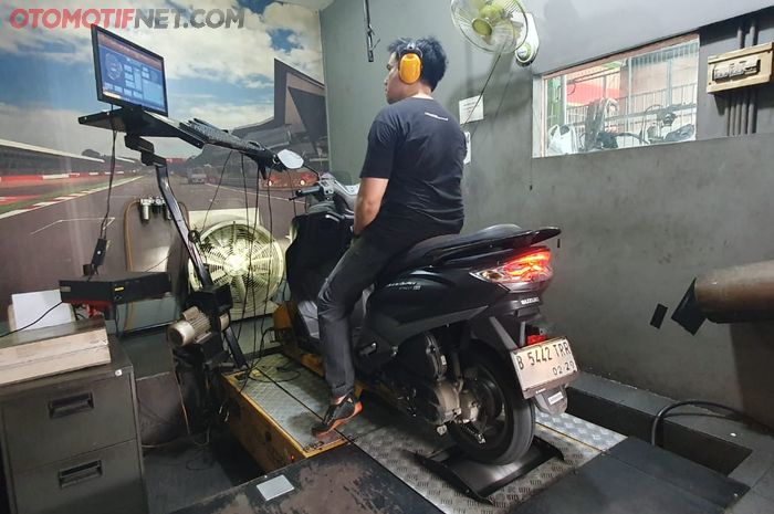 Proses pengukuran tenaga dan torsi Suzuki Burgman Street 125EX di dynamometer Dynojet 250i di Sportisi Motorsport