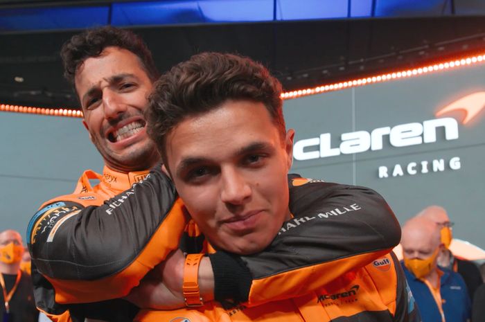 Pembalap tim McLaren, Daniel Ricciardo dan Lando Norris bercanda saat peluncuran nobil McLaren MCL36