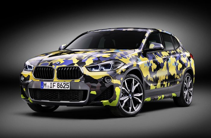 BMW X2 dengan kamuflase warna terang