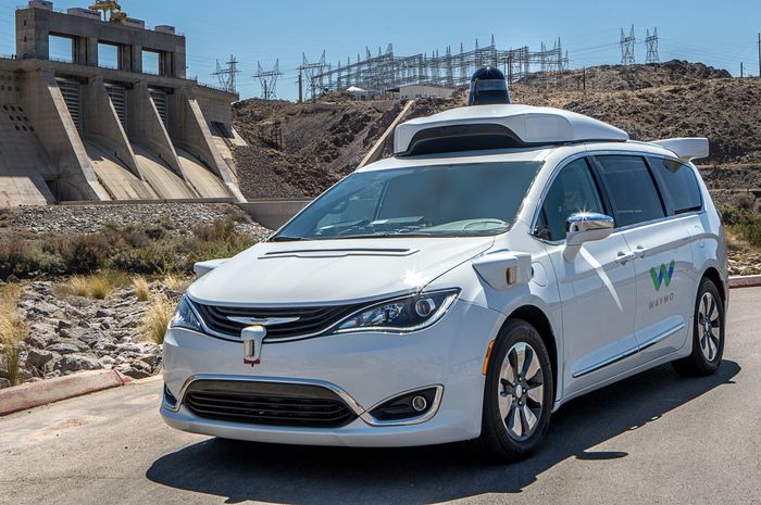 Chrysler Minivan dengan teknologi self driving Waymo