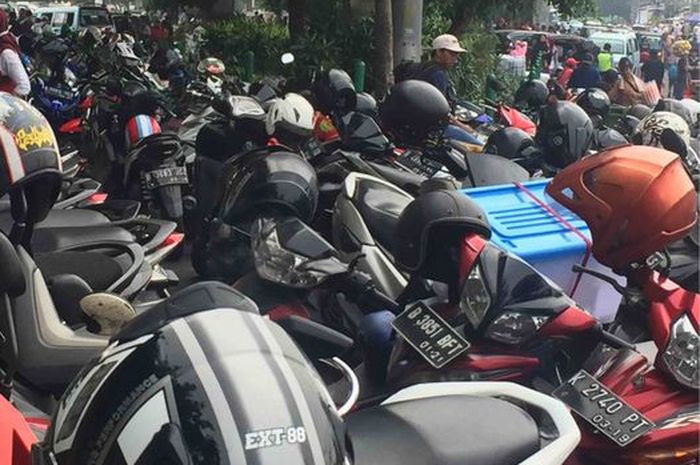 Kondisi parkir di bawah flyover Jatibaru, Jakarta Pusat