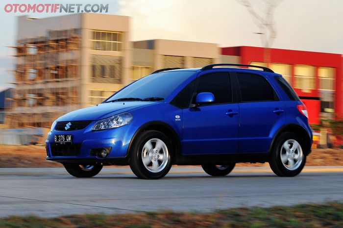 Ilustrasi Suzuki SX4 generasi pertama.