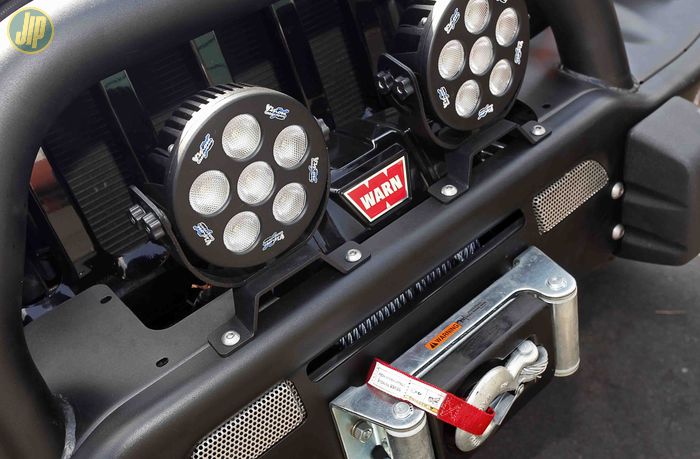 Bemper depan AEV yang terpasang di Jeep JK Wrangler ini dipasangi lampu sorot keluaran Vision-X dan winch Warn 9.5 CTI. 