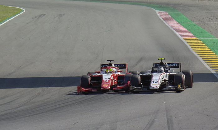 Mick Schumacher (kiri) terlibat kontak dengan Juan Manuel Correa yang membuat sayap depannya rusak di race 1 F2 Spanyol