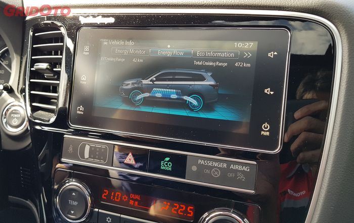 Tampilan informasi di Mitsubishi Outlander PHEV mencakup energy monitor, energy flow dan eco