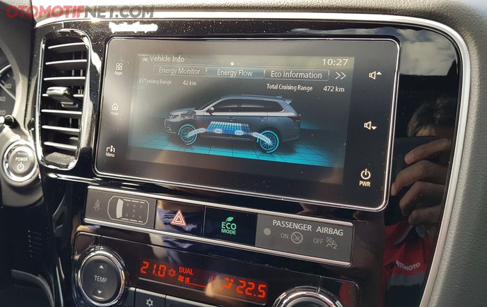 Tampilan informasi di Mitsubishi Outlander PHEV mencakup energy monitor, energy flow dan eco 