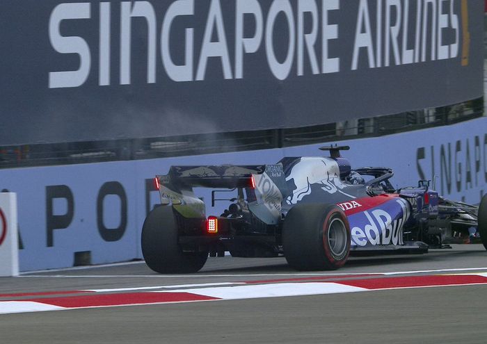 Sementara mobil Daniil Kvyat (Toro Rosso) harus segera kembali ke paddock karena mengeluarkan asap