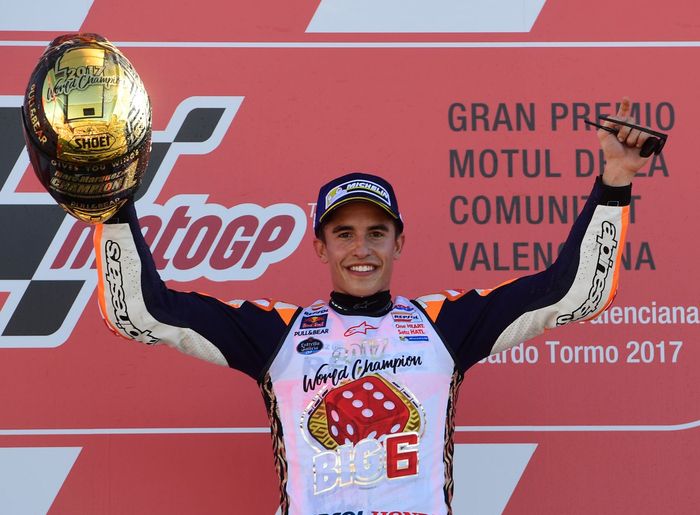 Marc Marquez sukses mengalahkan Andrea Dovizioso dalam perebutan gelar juara dunia MotoGP 2017