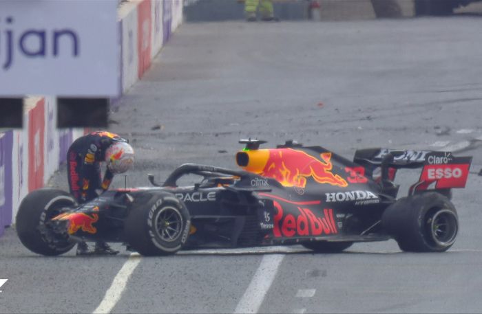 Balalan tersisa 4 lap, Max Verstappen yang memimpin crash jelang tikungan pertama