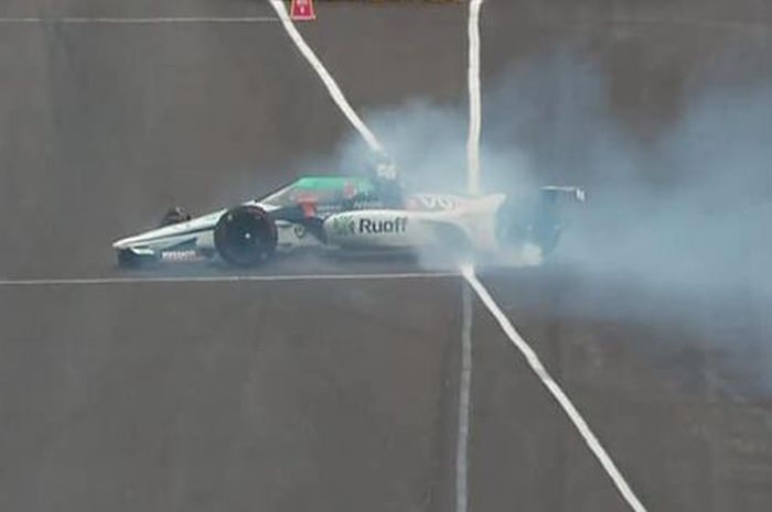 Fernando Alonso kecelakaan menghantam tembok sirkuit Indianapolis saat mengikuti latihan untuk balap Indianapolis 500