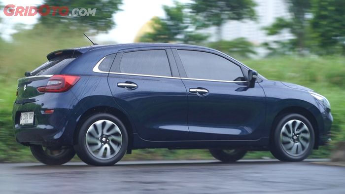 Suzuki Baleno lincah saat melaju