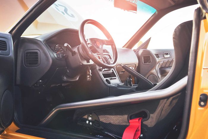 Tampilan interior Nissan Silvia S13 sarat unsur sporty