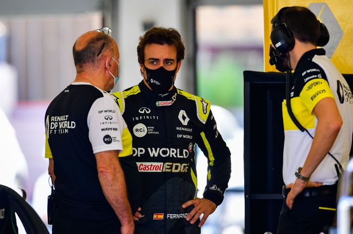 Fernando Alonso tengah ngobrol dengan kru tim Renault saat menjalani tes mobil Renault R.S.18 di sirkuit Bahrain