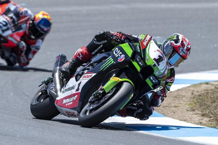 Jonathan Rea berhasil memenangkan Superpole Race WorldSBK Estoril 2021 setelah berduel dengan Toprak Razgatlioglu.