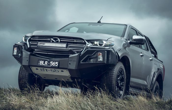 Fascia bisa dijejali bull bar baja dengan integrasi lightbar LED ganda dari Lightforce.