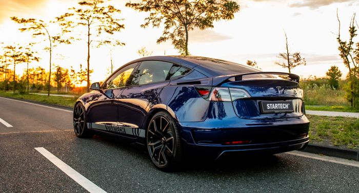 Tampilan belakang Tesla Model 3 hasil garapan tuner Jerman, Startech