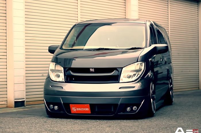 Modifikasi Nissan Elgrand E51 tampil kece bergaya bagged
