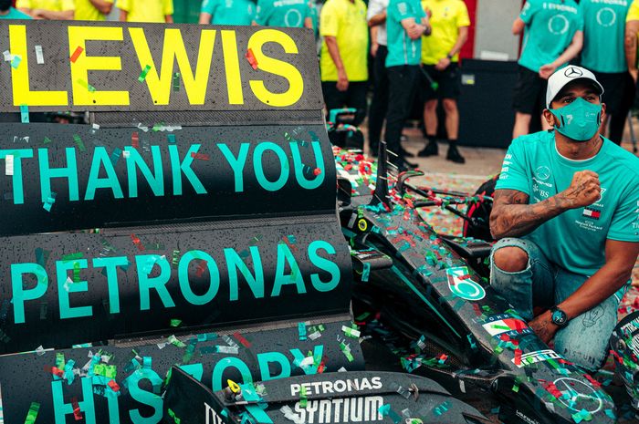 Lewis Hamilton saat menang di F1 Emilia Romagna 2020, mengantar Mercedes juara konstruktor